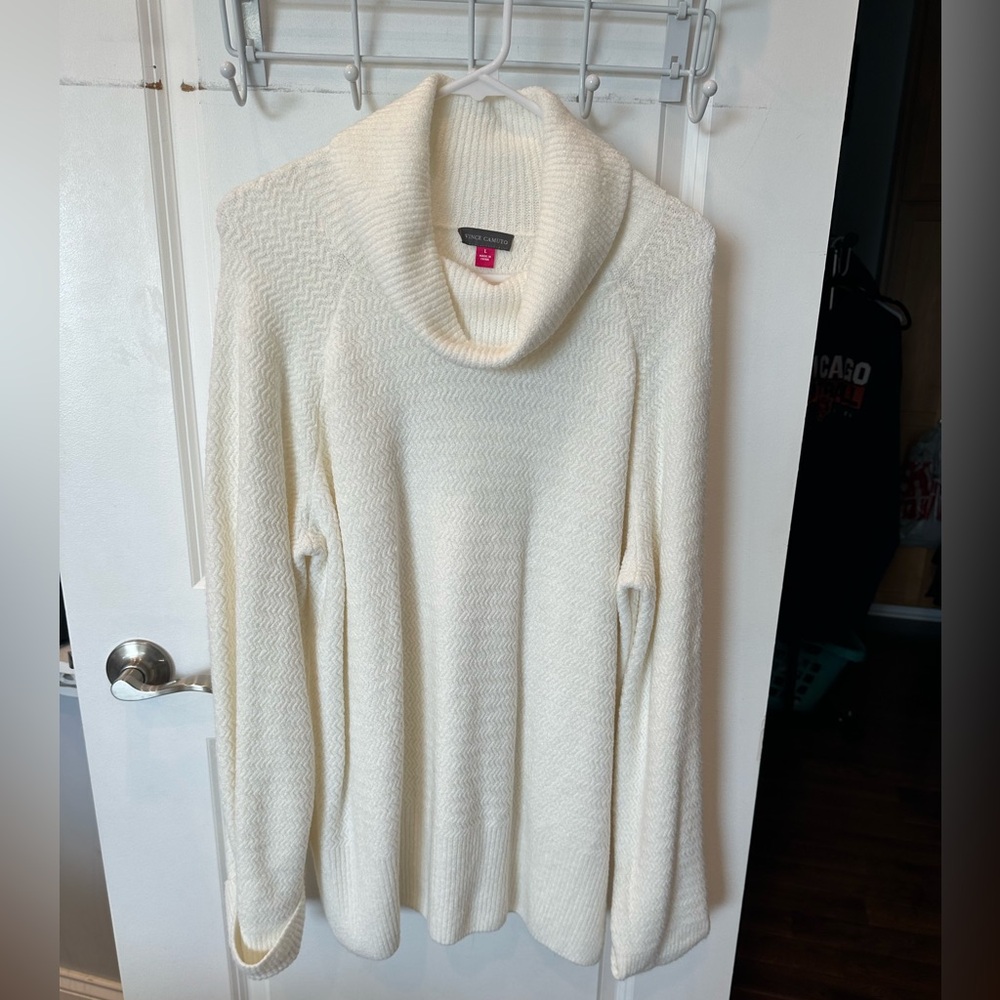 *LIKE NEW*Sz L*Vince Camuto* turtleneck